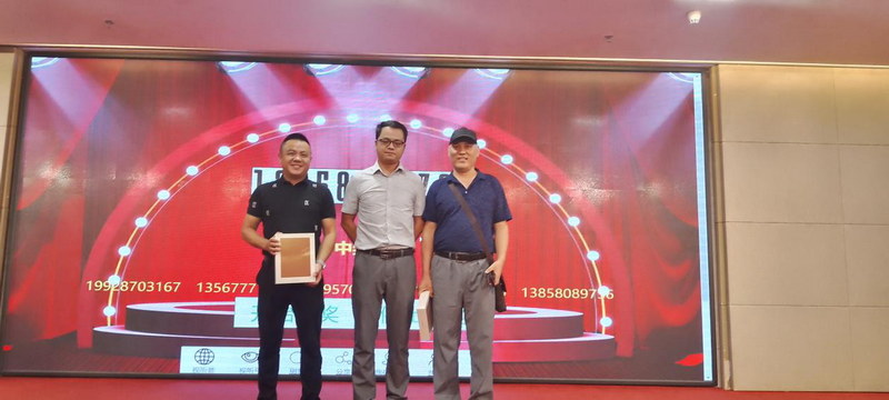 深圳市柔宇科技有限公司提供柔记两个，自拍杆十个